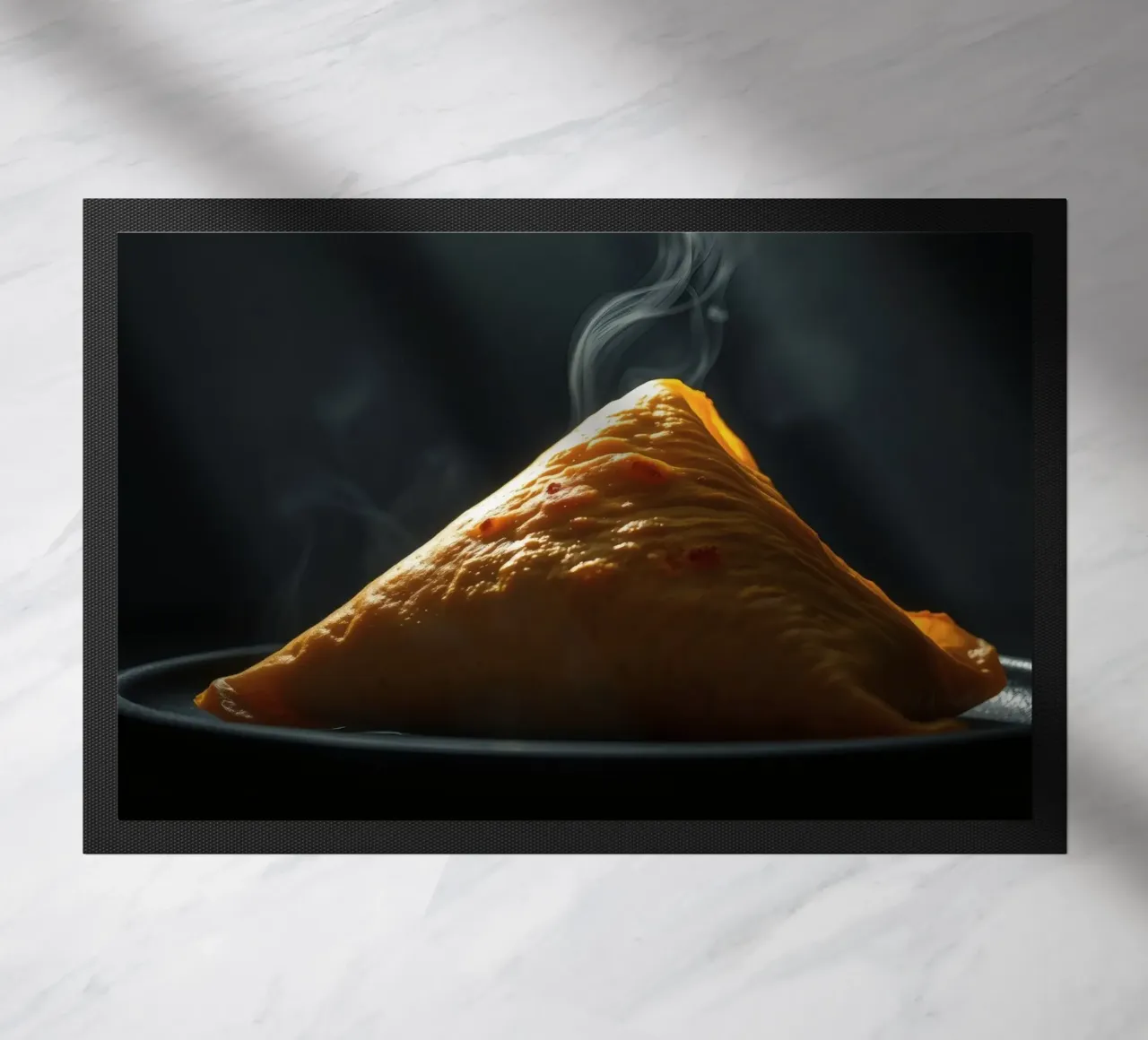Samosa caldi e fumanti esposti su un piatto nero, in chiaro scuro zerbino da DesignDoodle