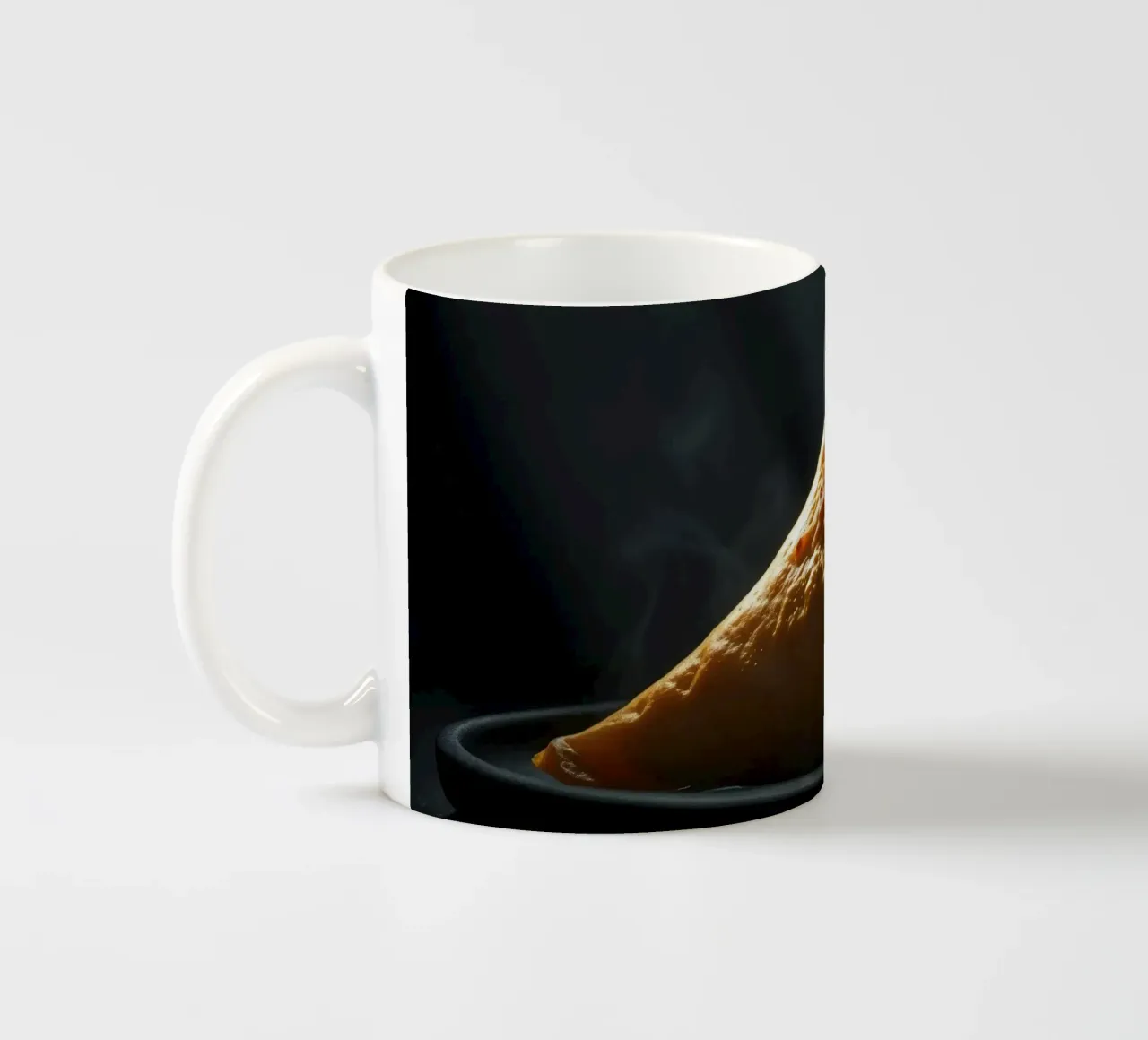 Samosa caldi e fumanti esposti su un piatto nero, in chiaro scuro tazza in ceramica da DesignDoodle