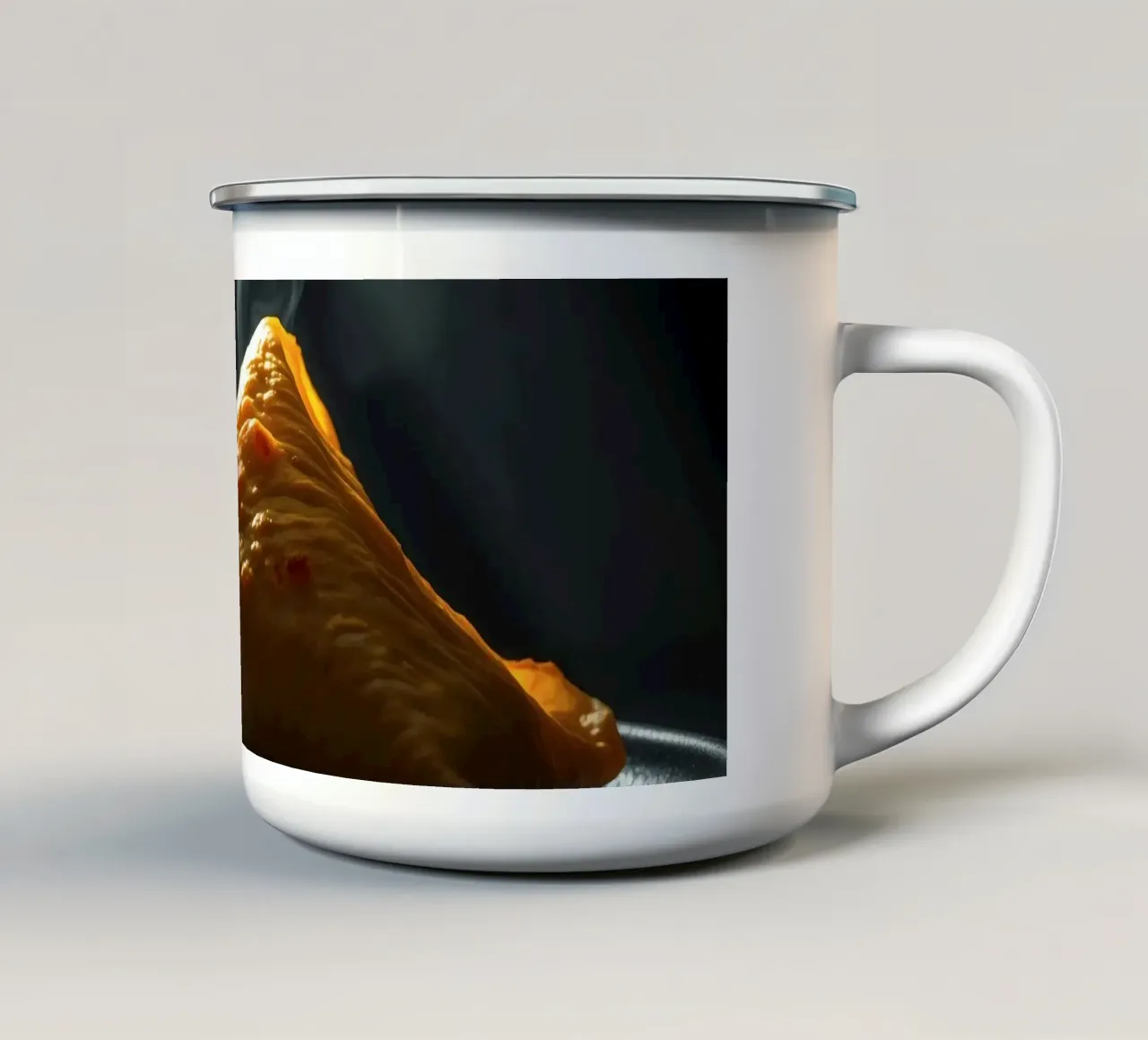 Samosa caldi e fumanti esposti su un piatto nero, in chiaro scuro tazza in smalto da DesignDoodle