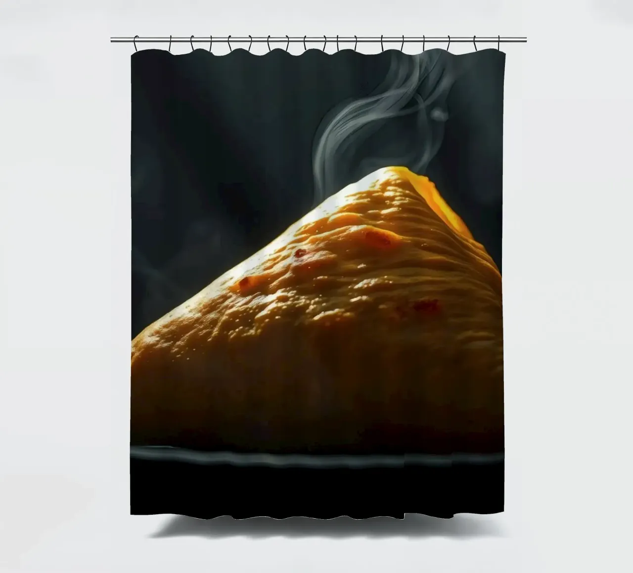 Samosa caldi e fumanti esposti su un piatto nero, in chiaro scuro tenda da doccia da DesignDoodle
