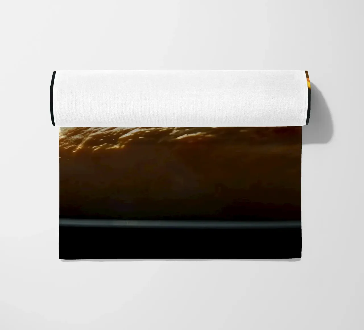 Samosa caldi e fumanti esposti su un piatto nero, in chiaro scuro telo mare da DesignDoodle