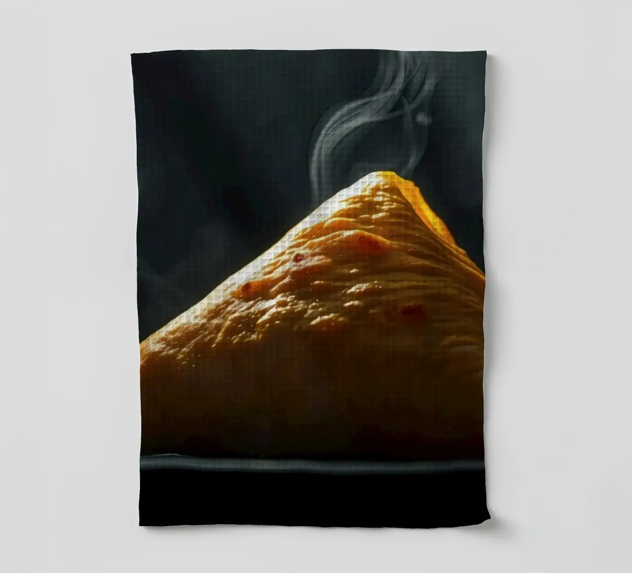 Samosa caldi e fumanti esposti su un piatto nero, in chiaro scuro canovaccio da cucina da DesignDoodle