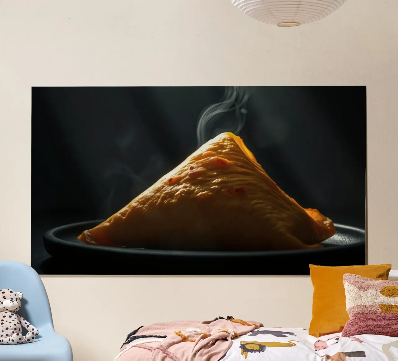 Samosa caldi e fumanti esposti su un piatto nero, in chiaro scuro carta hahnemühle da DesignDoodle