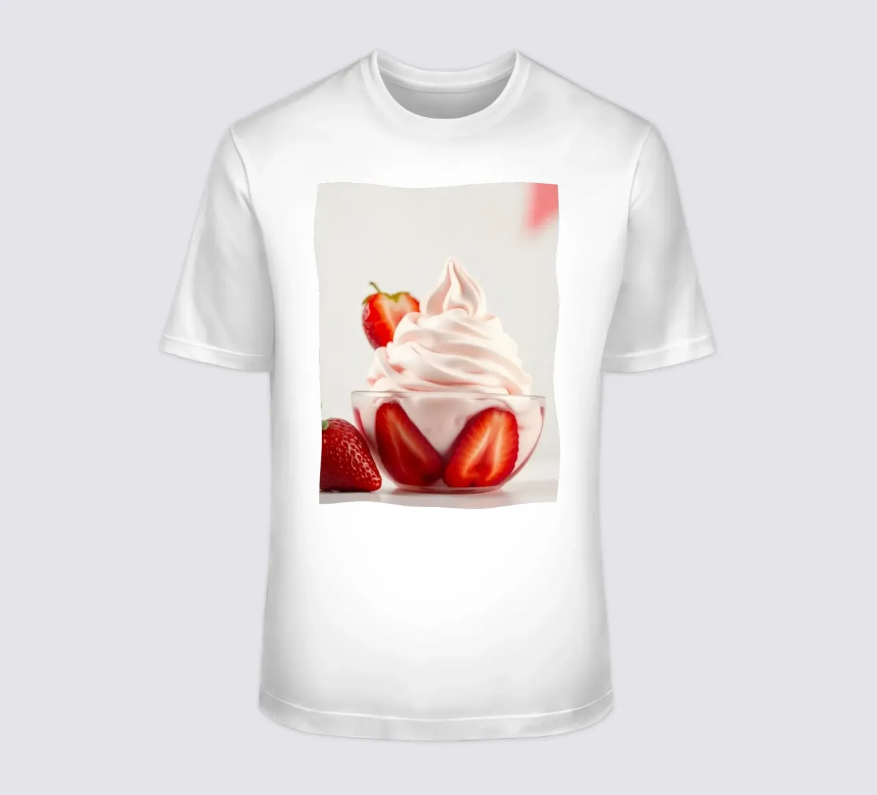 Delizioso dessert alla fragola servito in una coppa di vetro t-shirt da DesignDoodle