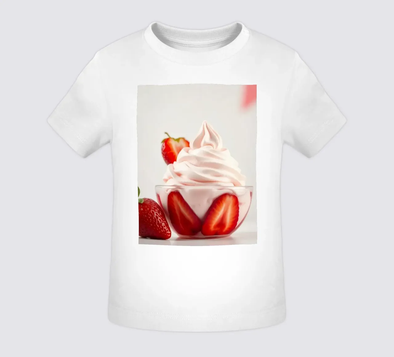 Delizioso dessert alla fragola servito in una coppa di vetro maglietta neonato da DesignDoodle