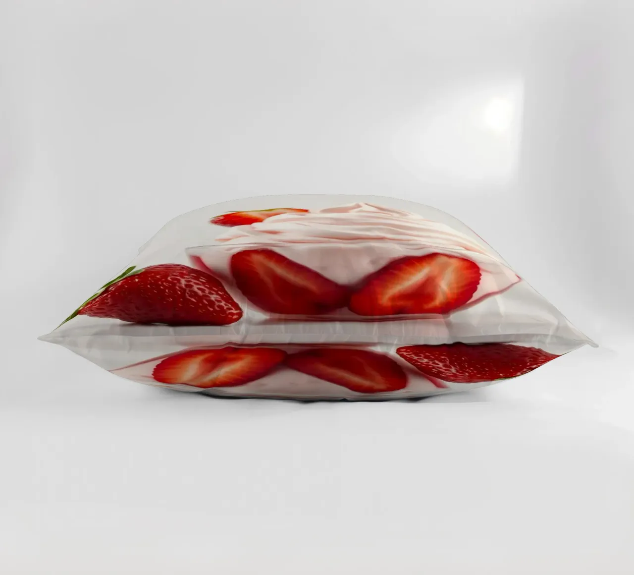 Delizioso dessert alla fragola servito in una coppa di vetro cuscino da DesignDoodle