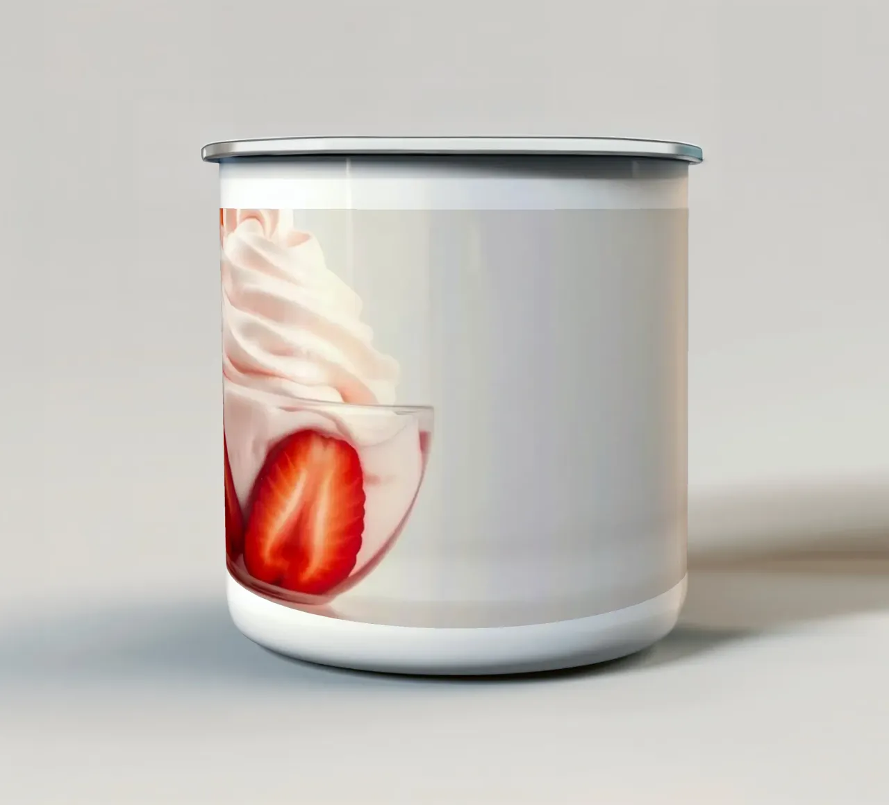 Delizioso dessert alla fragola servito in una coppa di vetro tazza in smalto da DesignDoodle