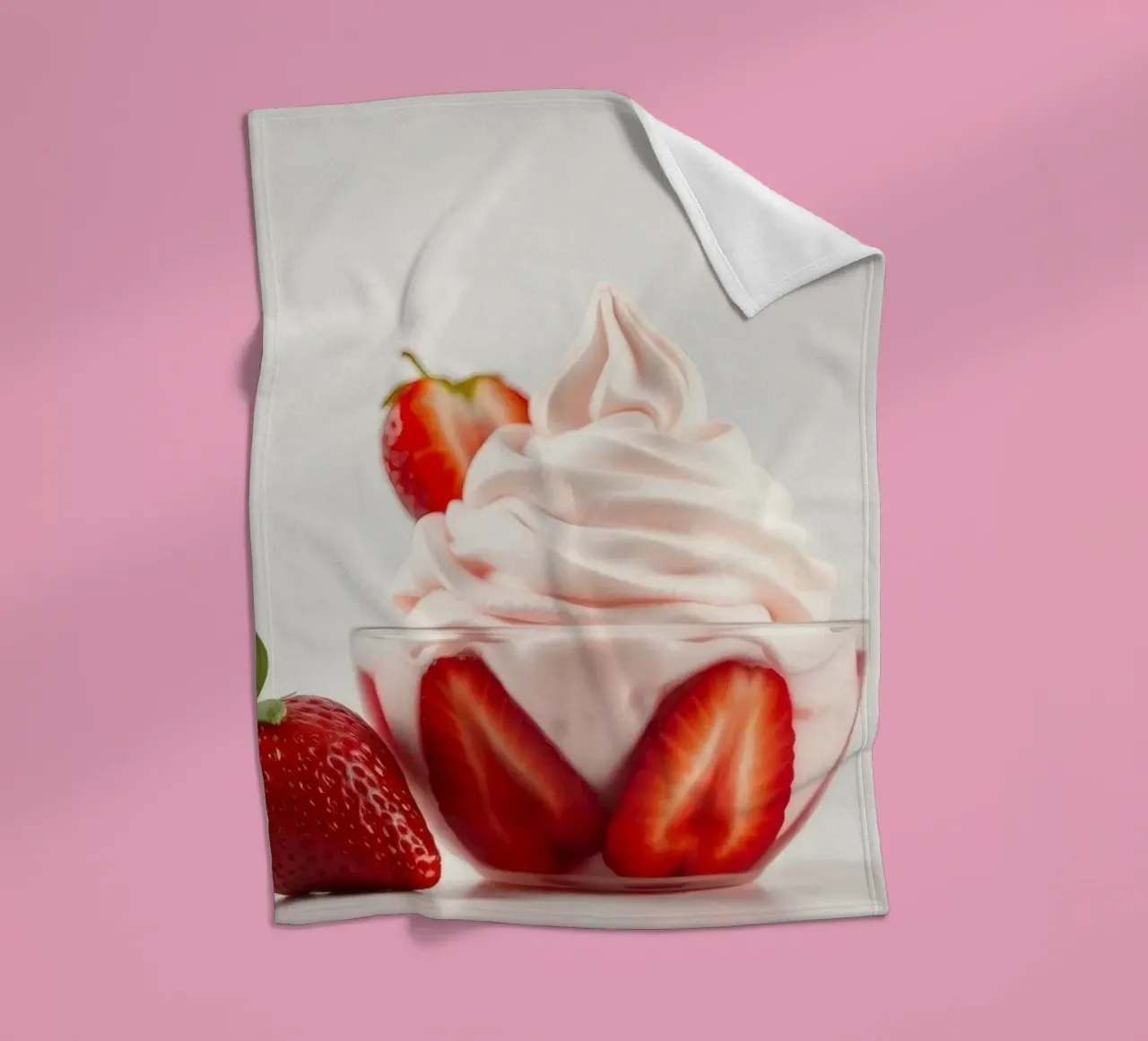 Delizioso dessert alla fragola servito in una coppa di vetro coperta in pile da DesignDoodle