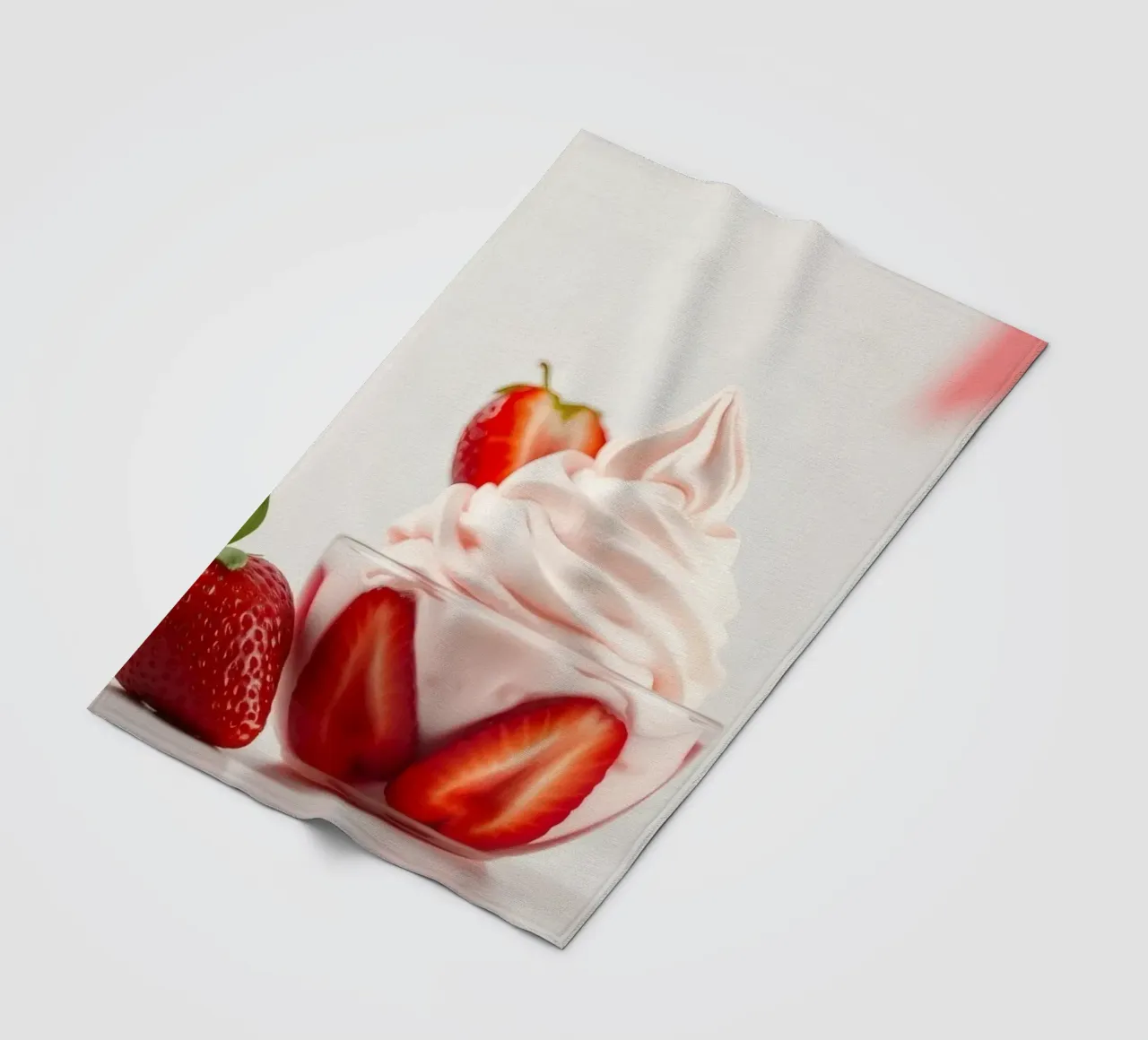 Delizioso dessert alla fragola servito in una coppa di vetro coperta in pile da DesignDoodle
