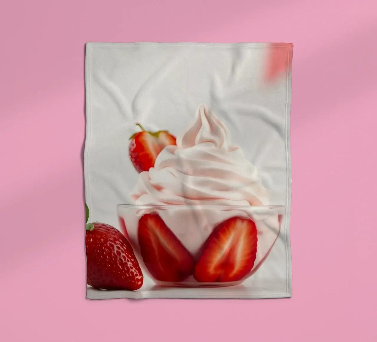 Delizioso dessert alla fragola servito in una coppa di vetro coperta in pile da DesignDoodle