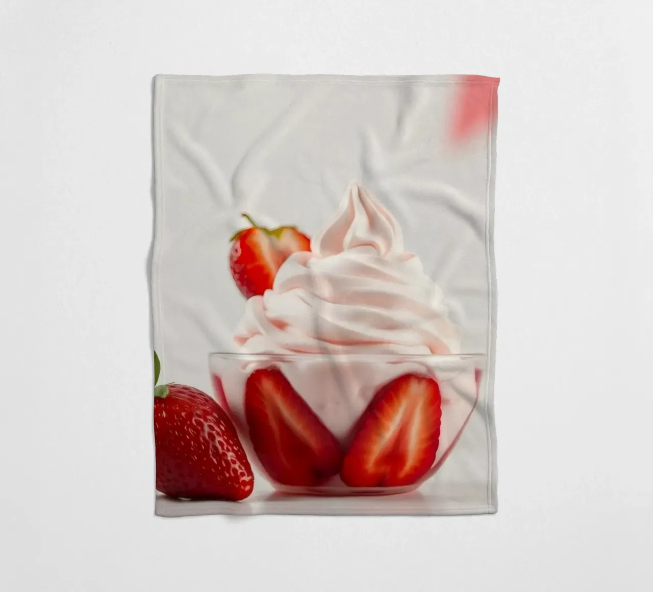Delizioso dessert alla fragola servito in una coppa di vetro coperta in pile da DesignDoodle