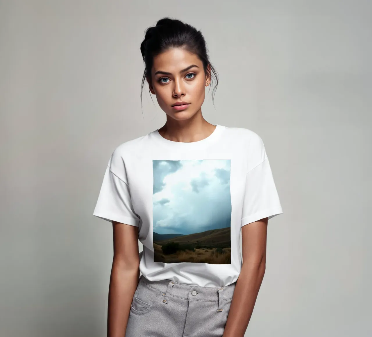 Nuvole scure di tempesta si addensano su un vasto paesaggio t-shirt da DesignDoodle