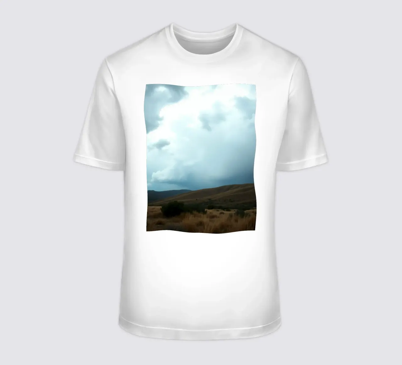 Nuvole scure di tempesta si addensano su un vasto paesaggio t-shirt da DesignDoodle