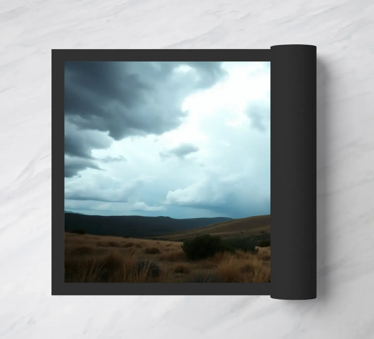 Nuvole scure di tempesta si addensano su un vasto paesaggio zerbino da DesignDoodle