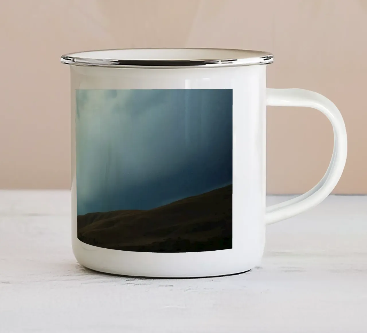 Nuvole scure di tempesta si addensano su un vasto paesaggio tazza in smalto da DesignDoodle