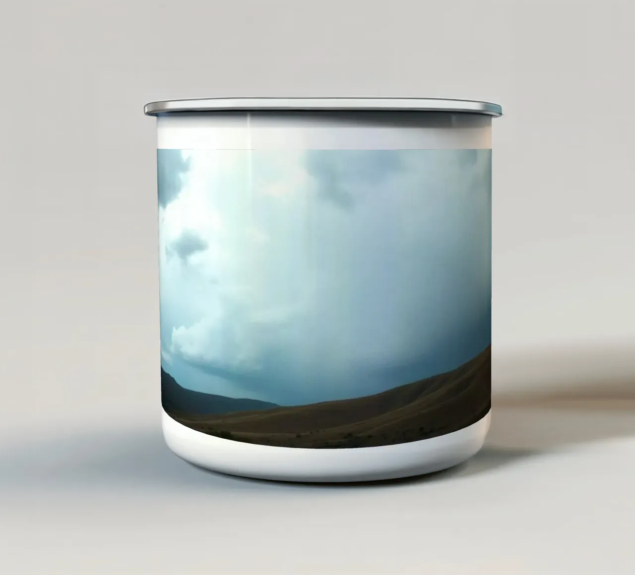 Nuvole scure di tempesta si addensano su un vasto paesaggio tazza in smalto da DesignDoodle