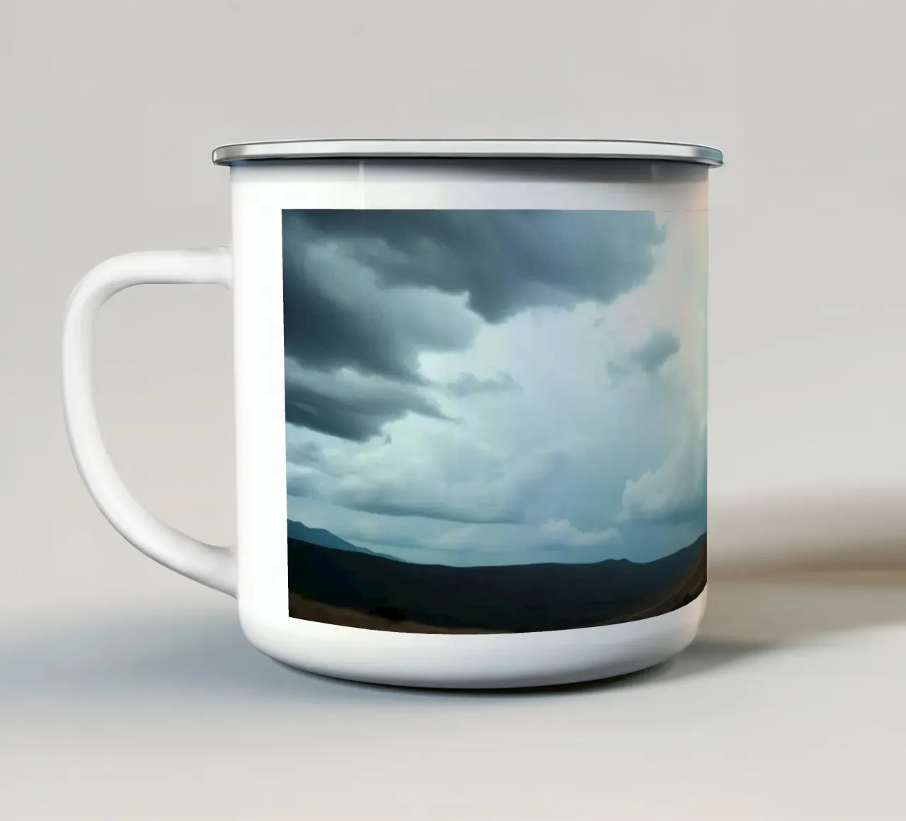 Nuvole scure di tempesta si addensano su un vasto paesaggio tazza in smalto da DesignDoodle