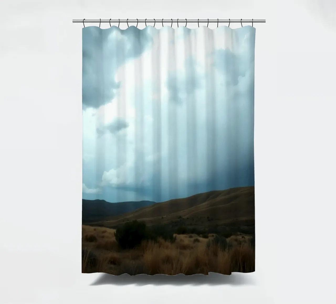 De sombres nuages d'orage s'amoncellent au-dessus d'un vaste paysage rideau de douche de DesignDoodle