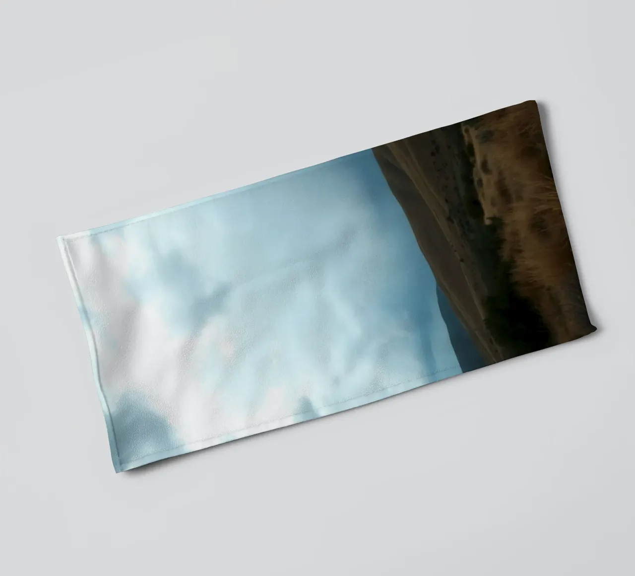 Nuvole scure di tempesta si addensano su un vasto paesaggio asciugamano da bagno da DesignDoodle