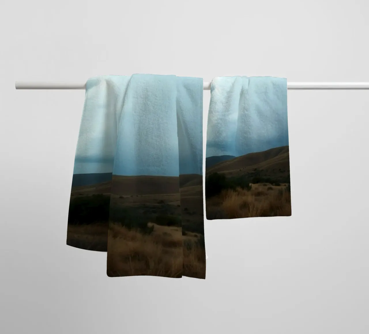 Nuvole scure di tempesta si addensano su un vasto paesaggio asciugamano da bagno da DesignDoodle
