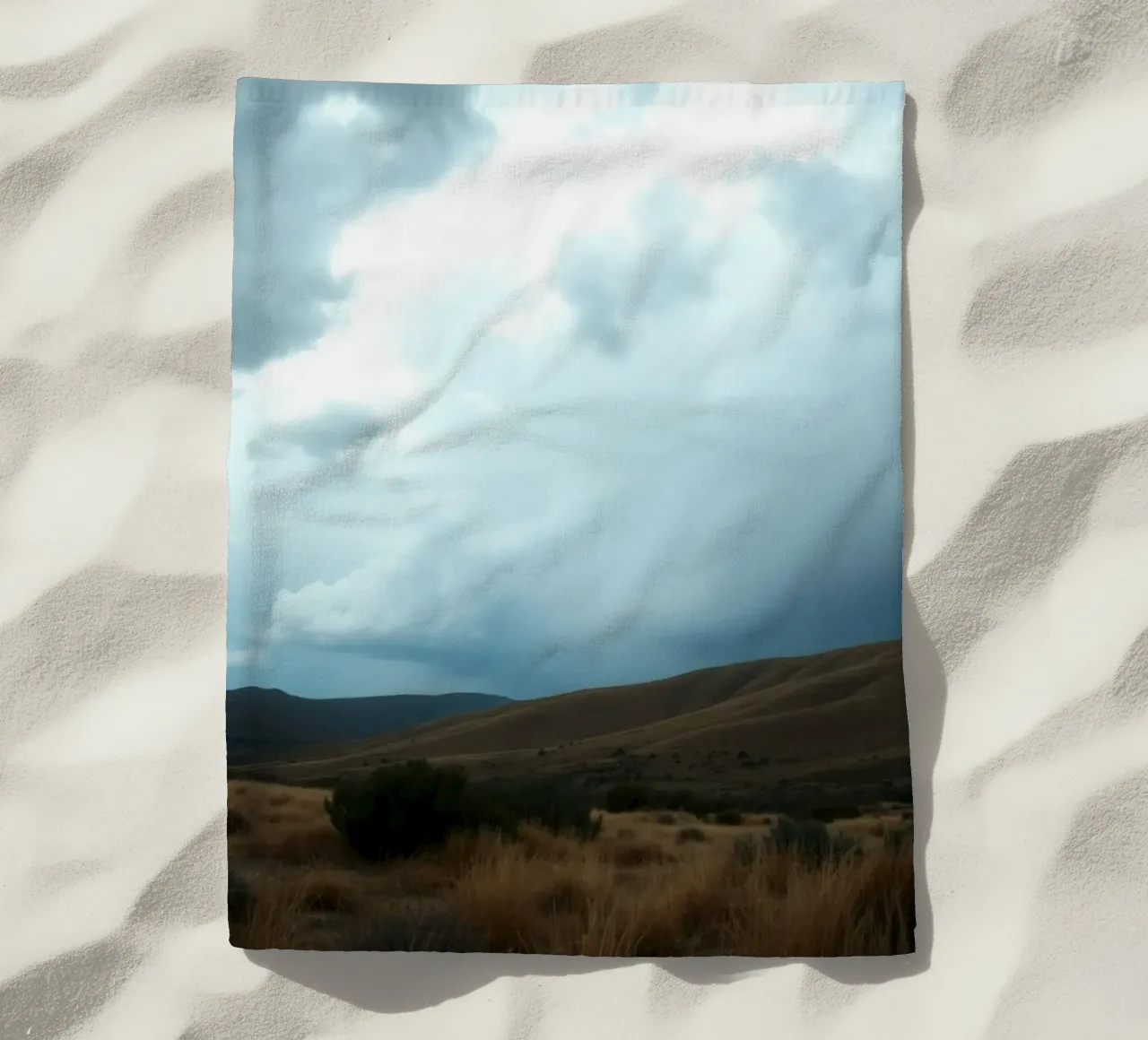 Nuvole scure di tempesta si addensano su un vasto paesaggio telo mare da DesignDoodle