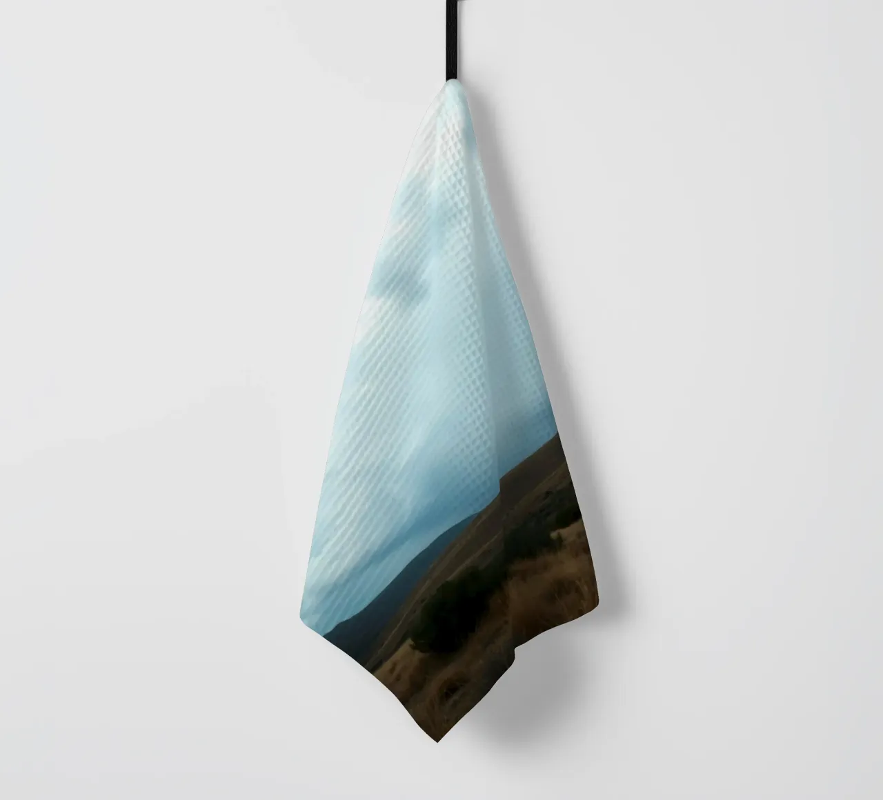 Nuvole scure di tempesta si addensano su un vasto paesaggio canovaccio da cucina da DesignDoodle