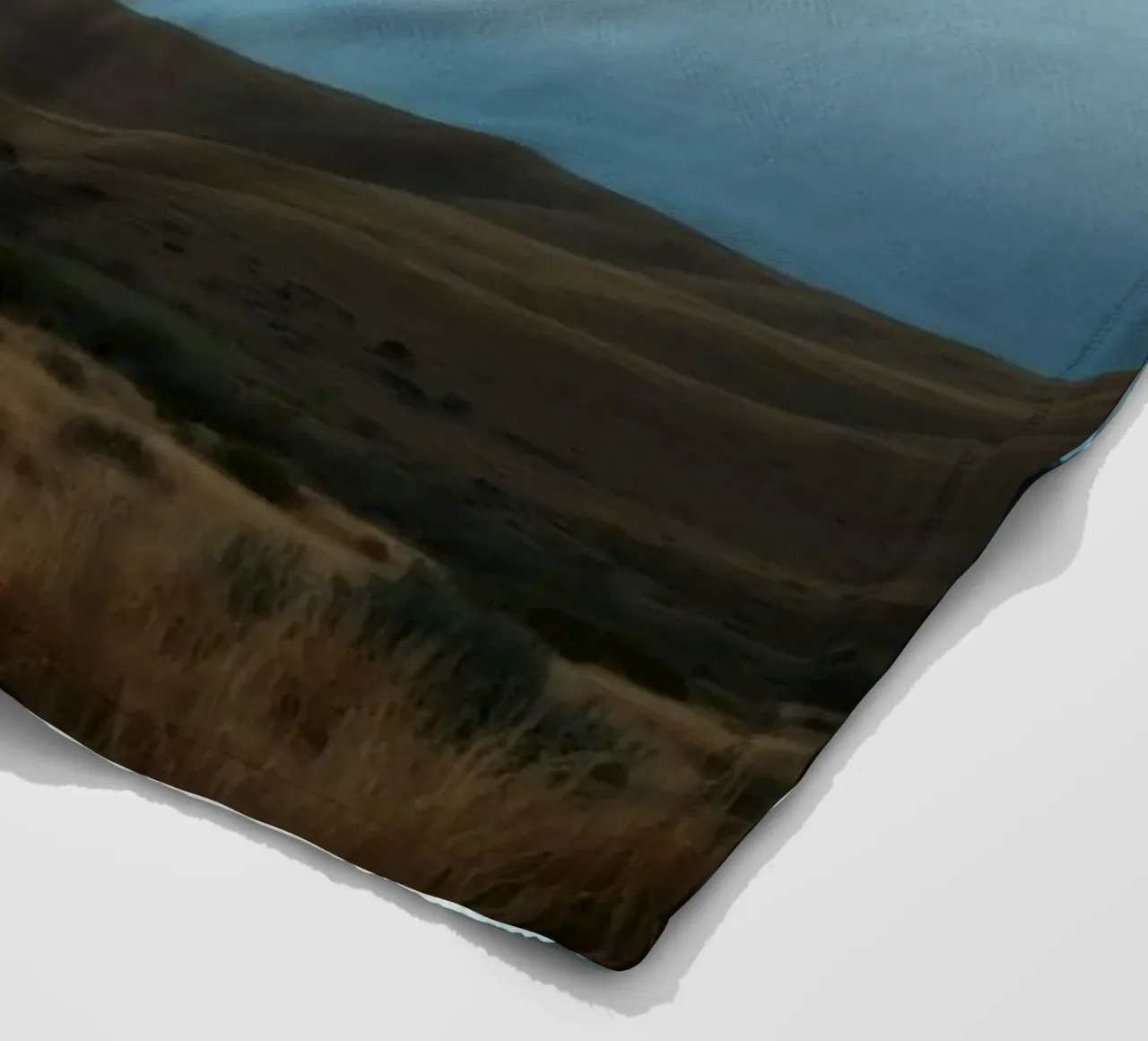 Dunkle Gewitterwolken ziehen über einer weiten Landschaft auf Fleecedecke von DesignDoodle