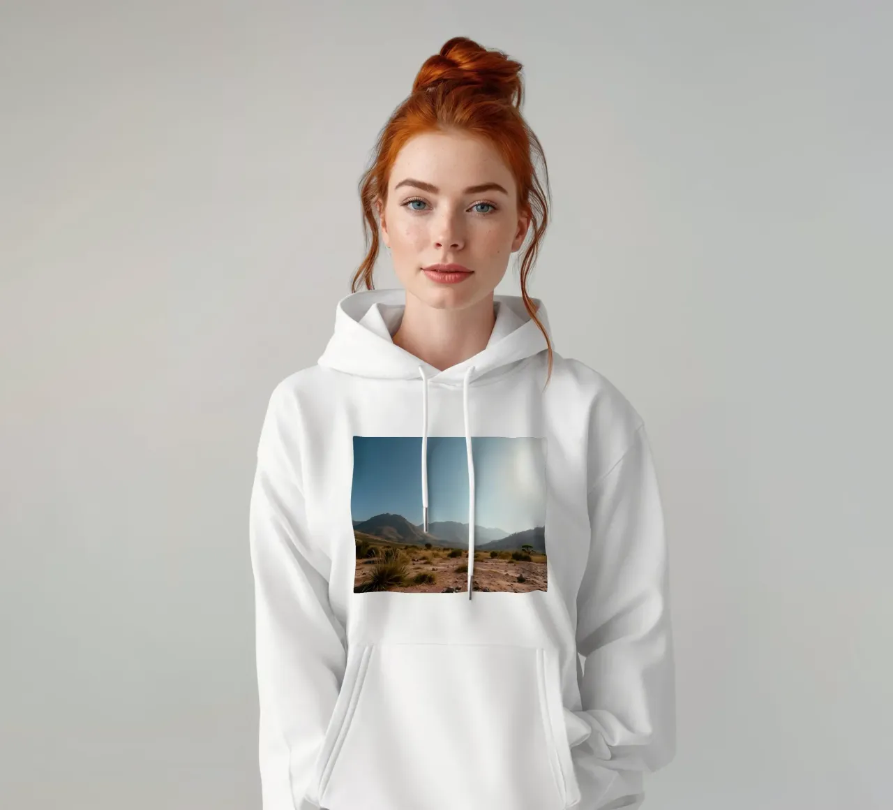 Ampio panorama di montagne scoscese ed erba dorata felpa con cappuccio da DesignDoodle