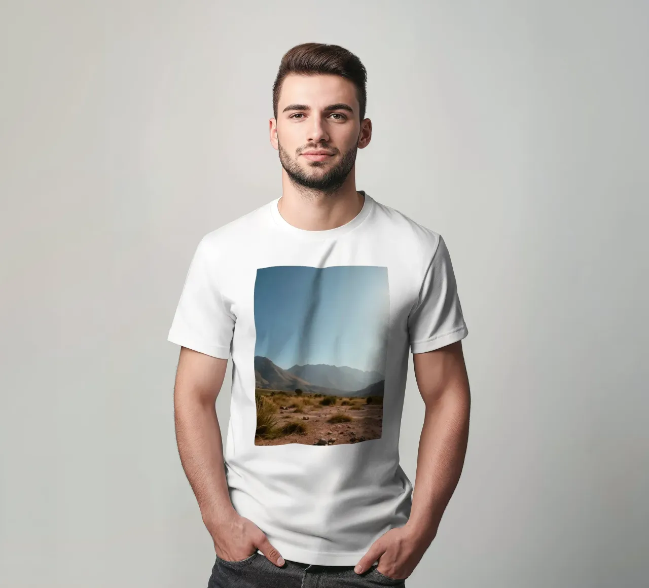 Ampio panorama di montagne scoscese ed erba dorata t-shirt da DesignDoodle