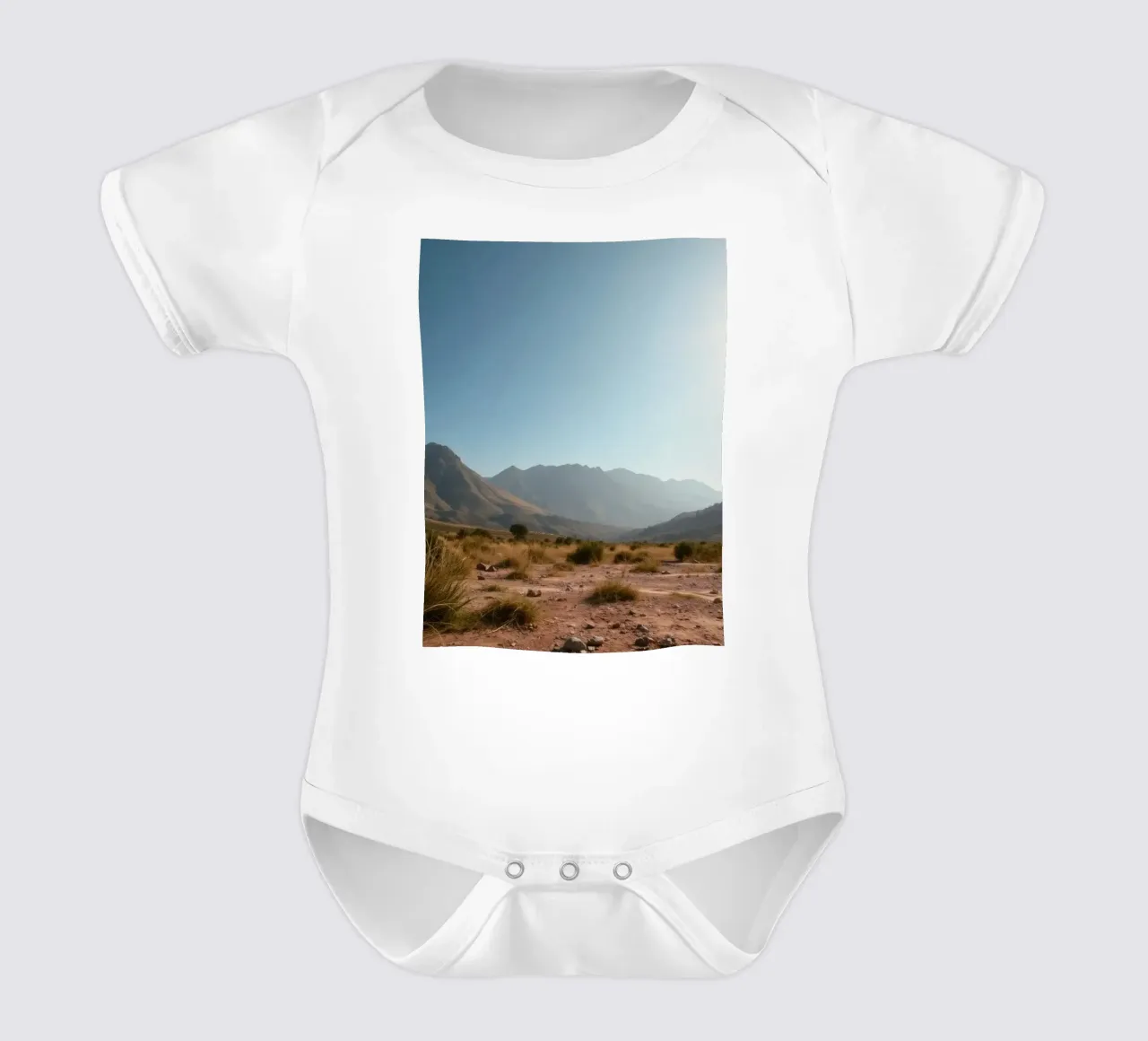Weids uitzicht over ruige bergen en goudkleurig gras babyrompertje korte mouwen van DesignDoodle
