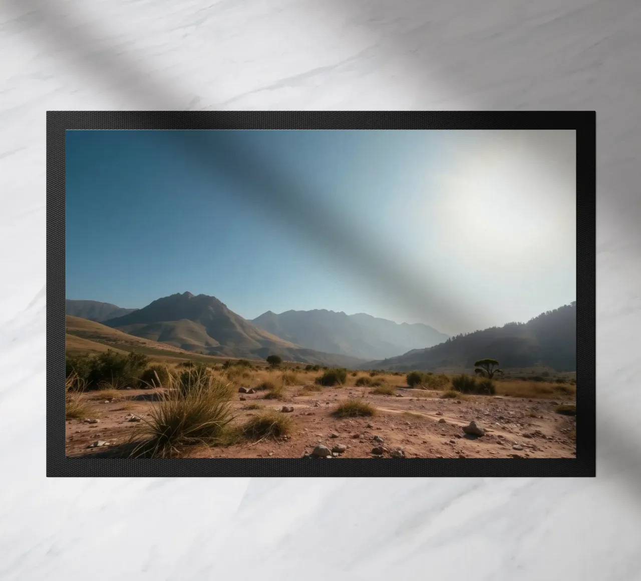 Ampio panorama di montagne scoscese ed erba dorata zerbino da DesignDoodle