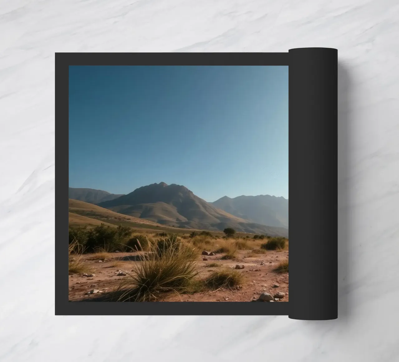 Ampio panorama di montagne scoscese ed erba dorata zerbino da DesignDoodle