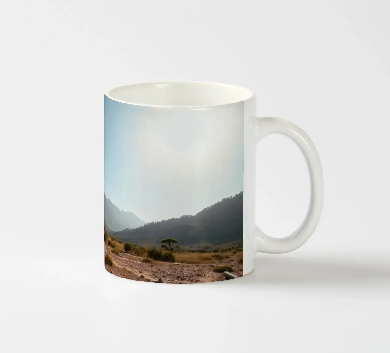Ampio panorama di montagne scoscese ed erba dorata tazza in ceramica da DesignDoodle