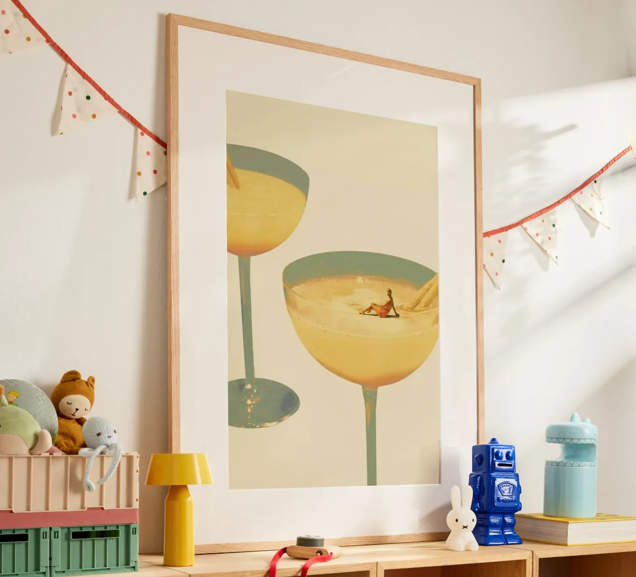 Holiday In A Glass 1 poster con telaio in legno da Maarten Léon