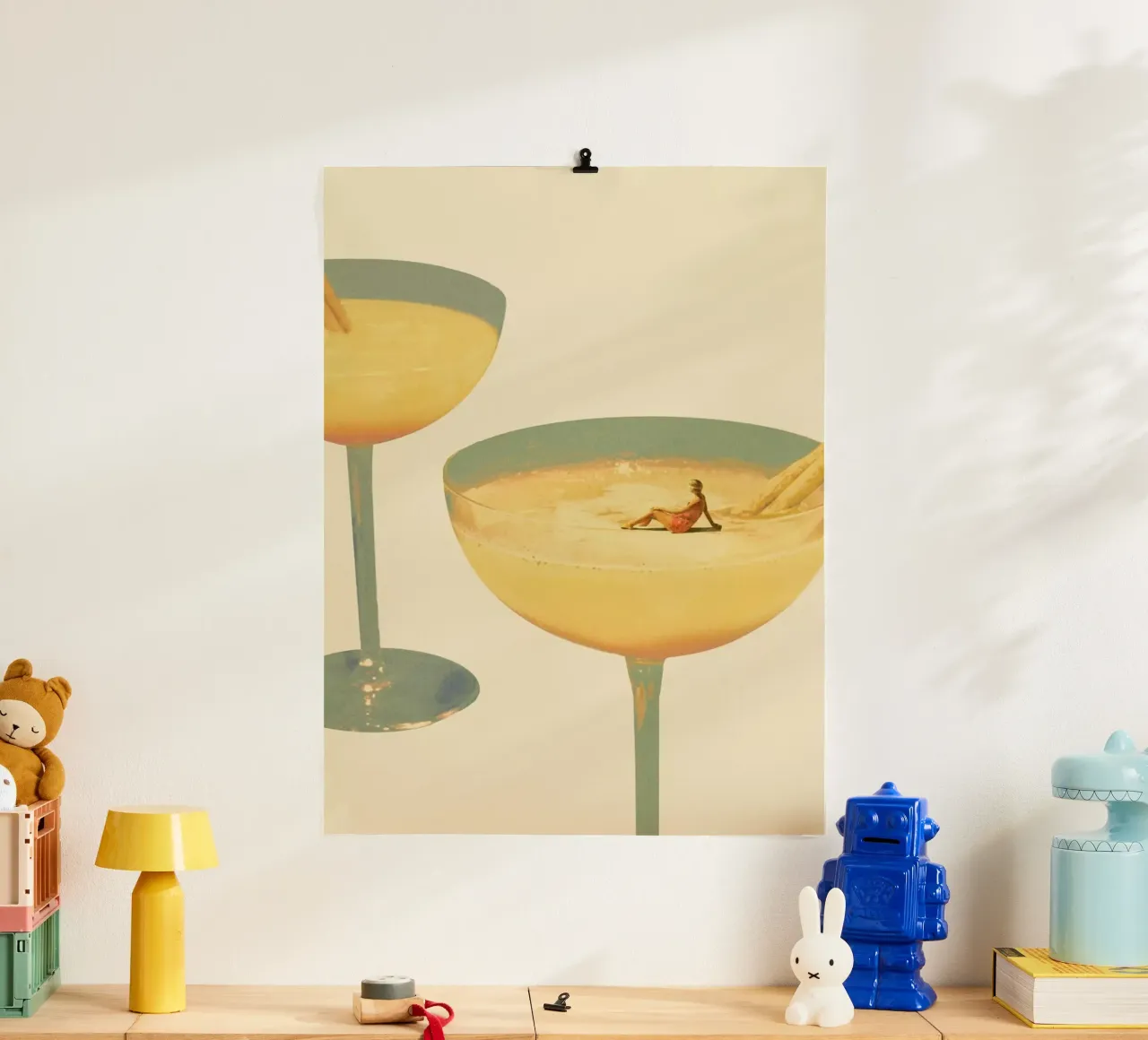 Holiday In A Glass 1 poster con telaio in legno da Maarten Léon