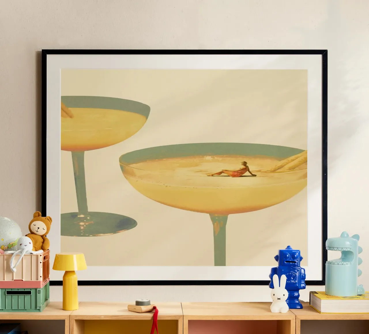 Holiday In A Glass 1 poster con telaio in legno da Maarten Léon