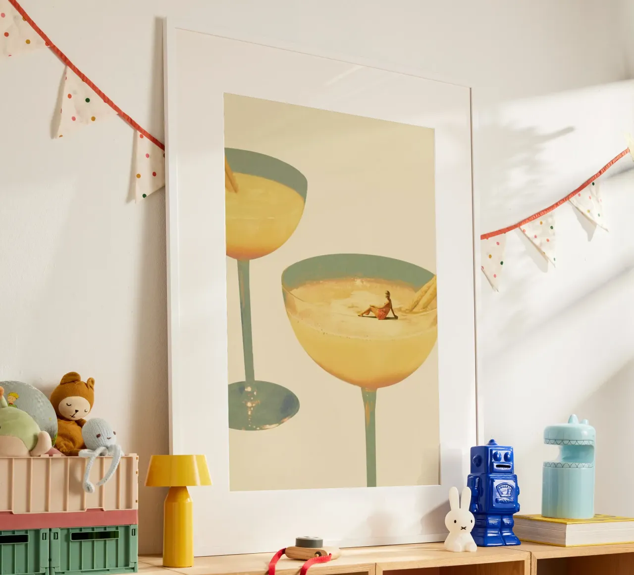 Holiday In A Glass 1 poster con telaio in legno da Maarten Léon
