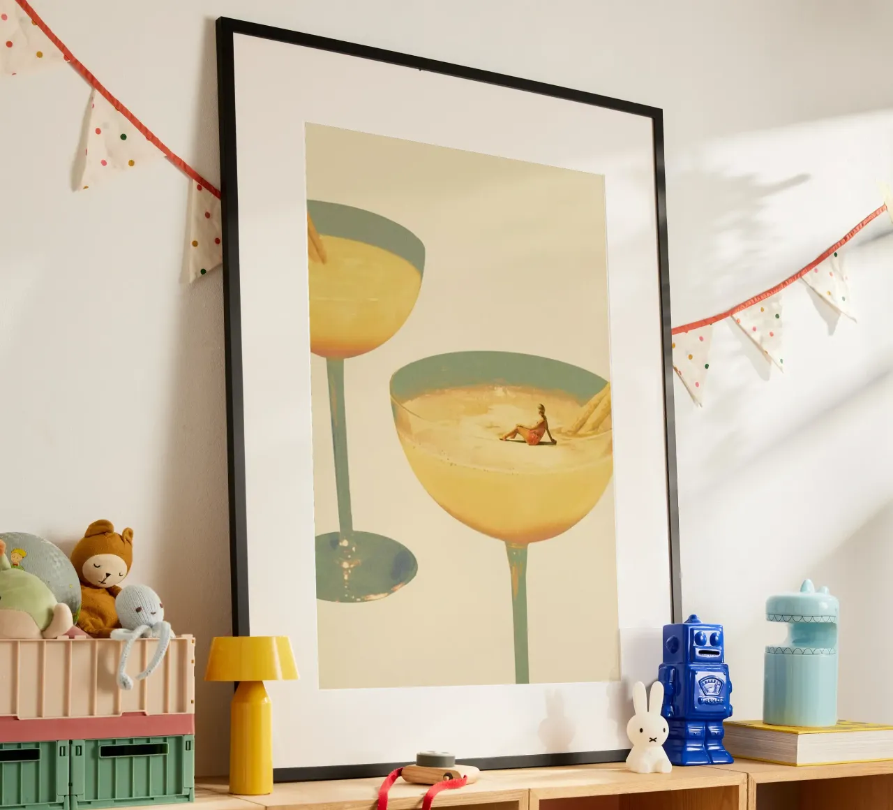 Holiday In A Glass 1 poster con telaio in legno da Maarten Léon