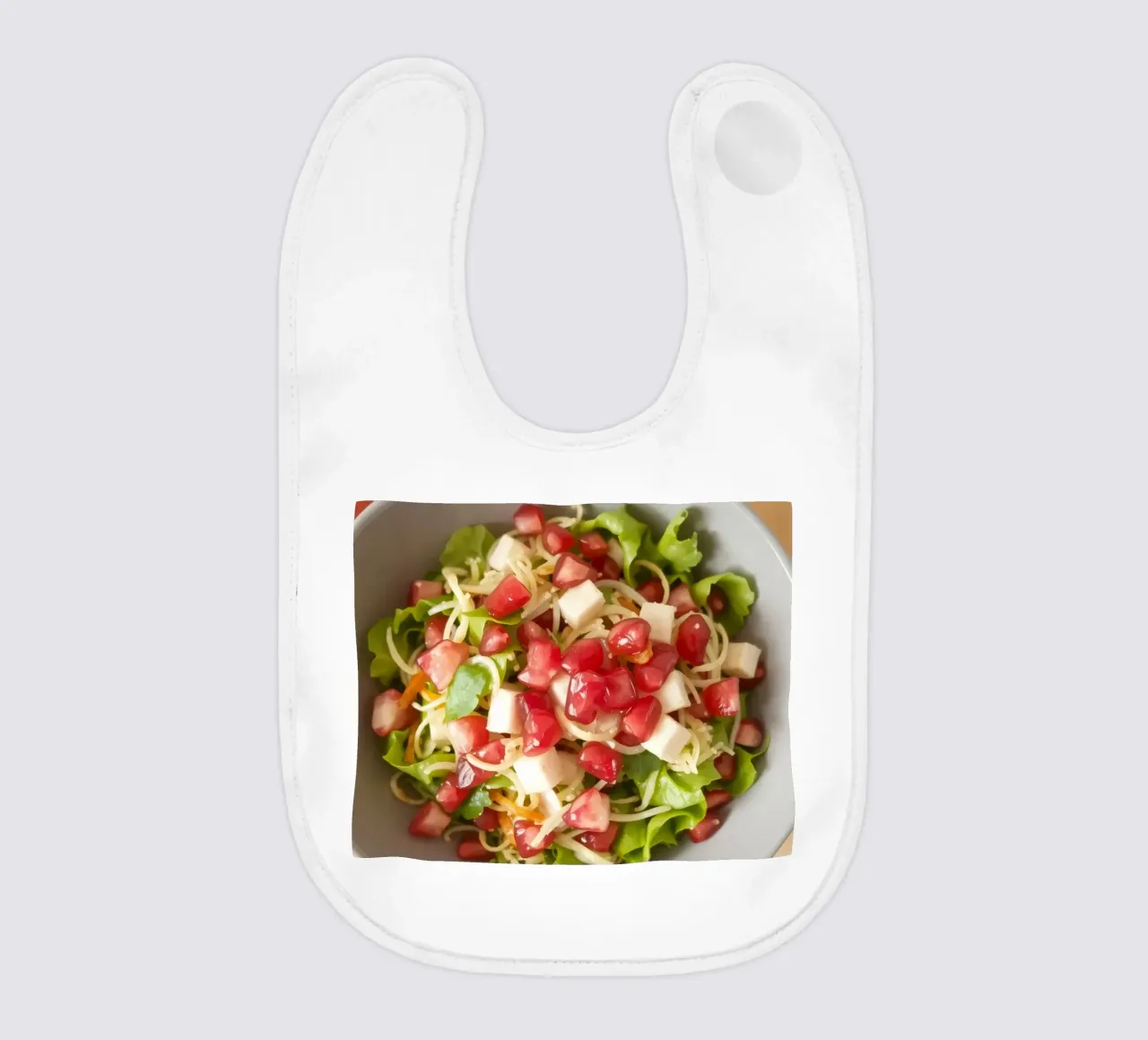 Insalata fresca con lattuga, pomodori, formaggio e melograno bavaglino da DesignDoodle