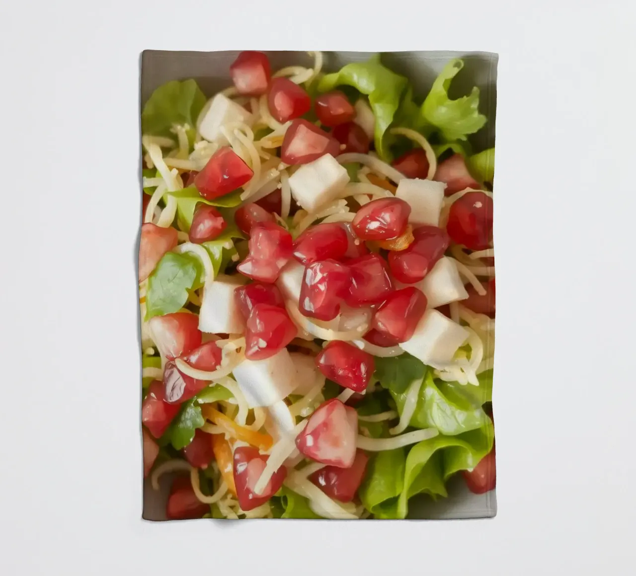 Insalata fresca con lattuga, pomodori, formaggio e melograno coperta in pile da DesignDoodle