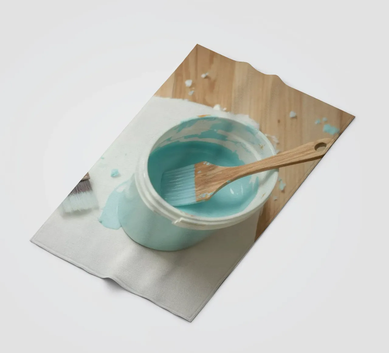 Un pinceau en bois repose dans un pot de peinture bleu à côté d'un petit pinceau. plaid polaire de DesignDoodle