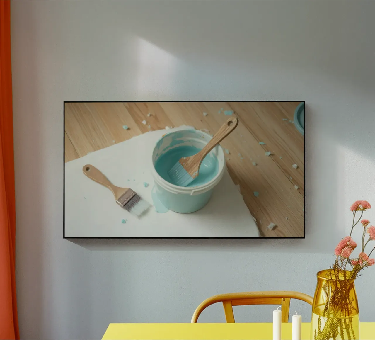 Un pincel de madera descansa en un bote de pintura azul junto a una brocha pequeña metacrilato de DesignDoodle
