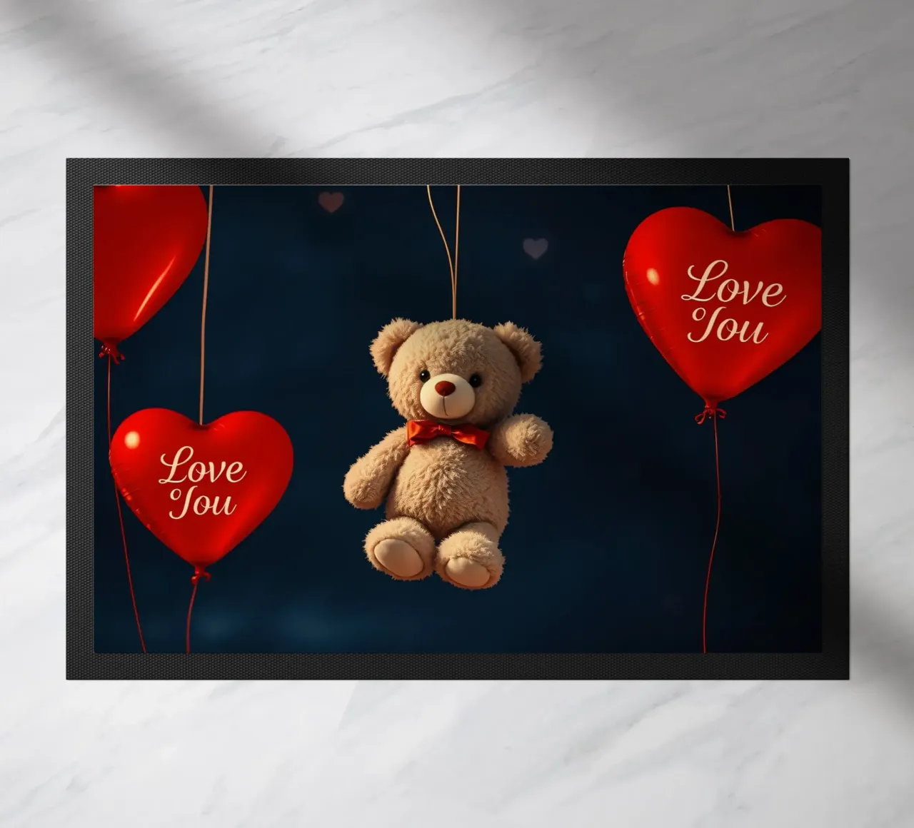 Simpatico orsetto sospeso con palloncini d'amore a forma di cuore rosso zerbino da DesignDoodle
