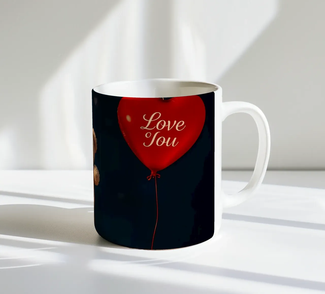 Simpatico orsetto sospeso con palloncini d'amore a forma di cuore rosso tazza in ceramica da DesignDoodle