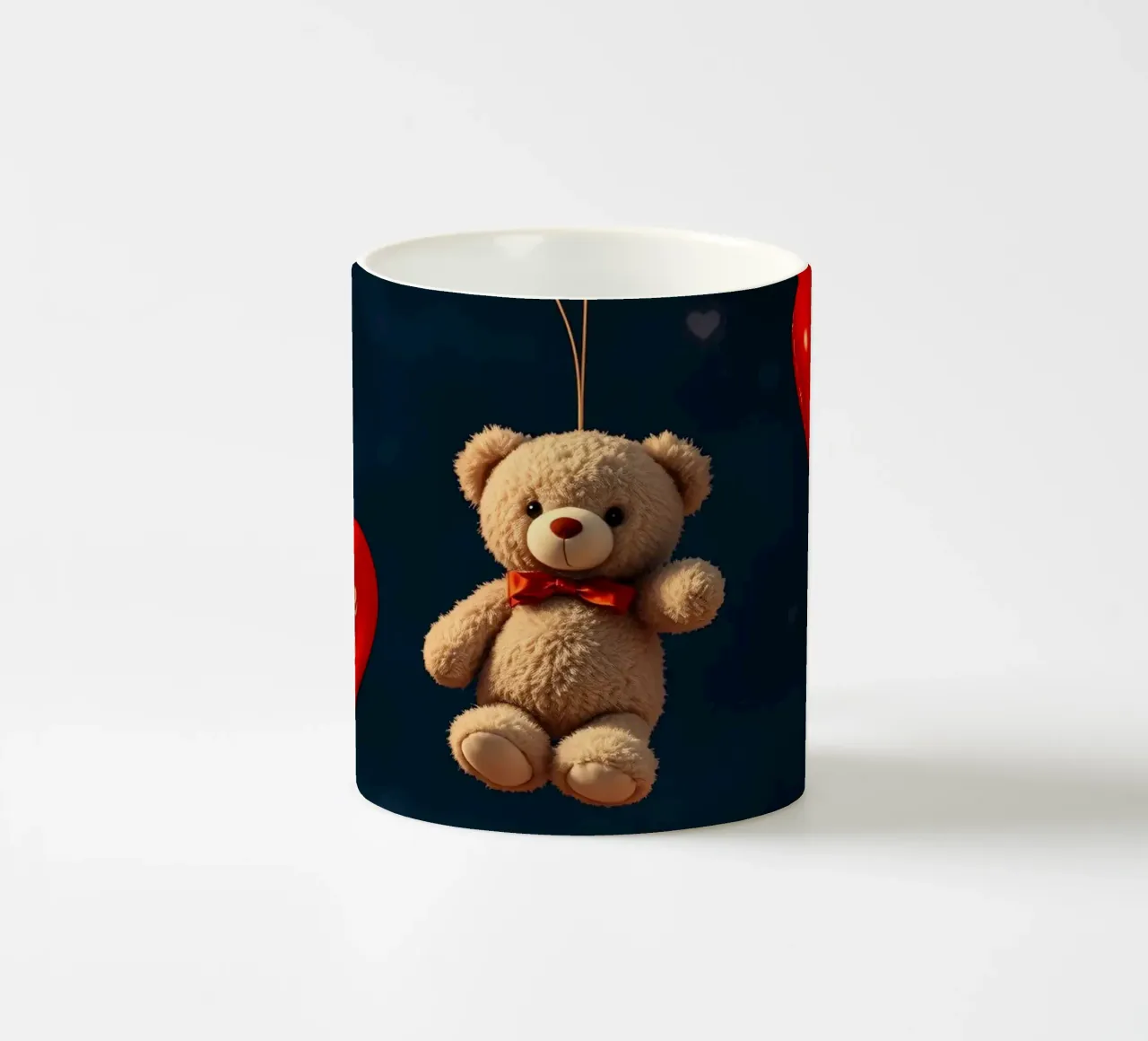 Simpatico orsetto sospeso con palloncini d'amore a forma di cuore rosso tazza in ceramica da DesignDoodle