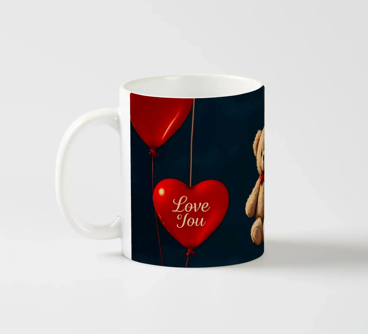 Simpatico orsetto sospeso con palloncini d'amore a forma di cuore rosso tazza in ceramica da DesignDoodle