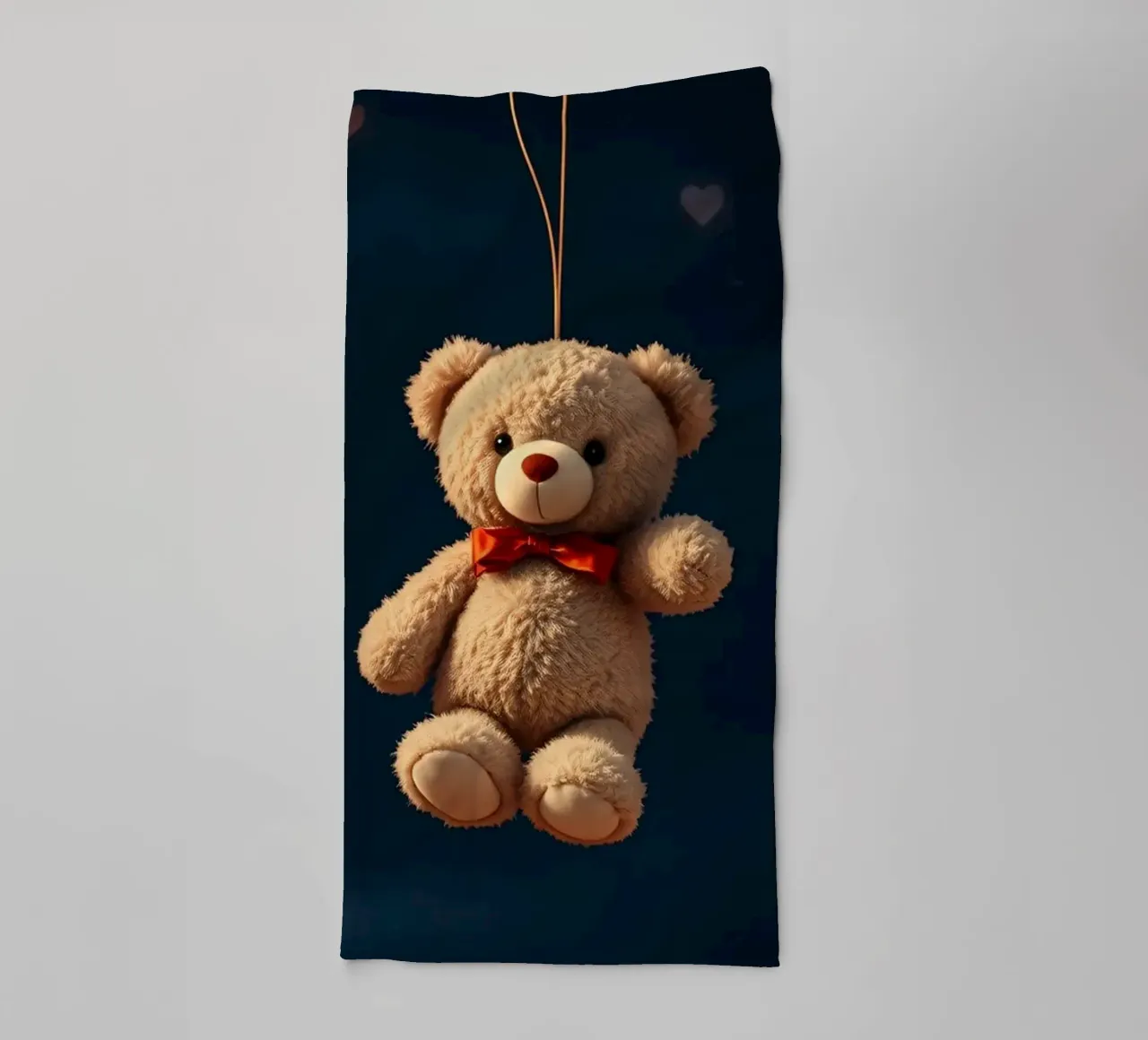 Simpatico orsetto sospeso con palloncini d'amore a forma di cuore rosso asciugamano da bagno da DesignDoodle