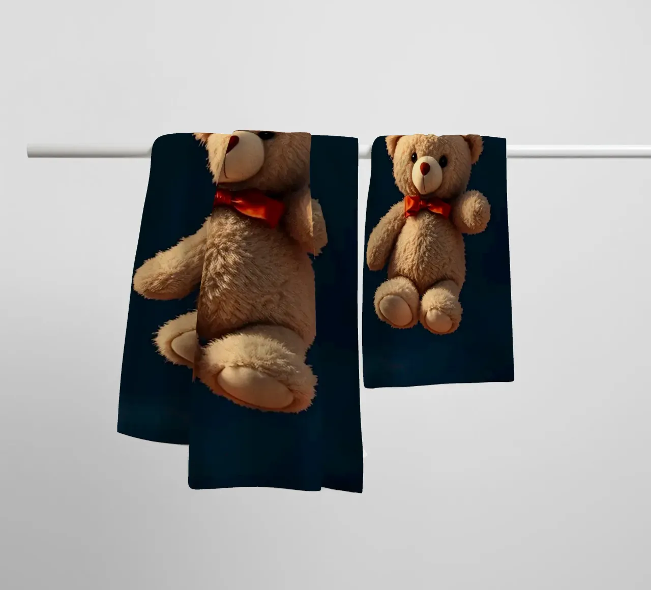 Simpatico orsetto sospeso con palloncini d'amore a forma di cuore rosso asciugamano da bagno da DesignDoodle