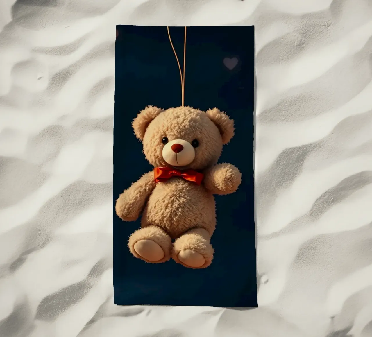 Simpatico orsetto sospeso con palloncini d'amore a forma di cuore rosso telo mare da DesignDoodle