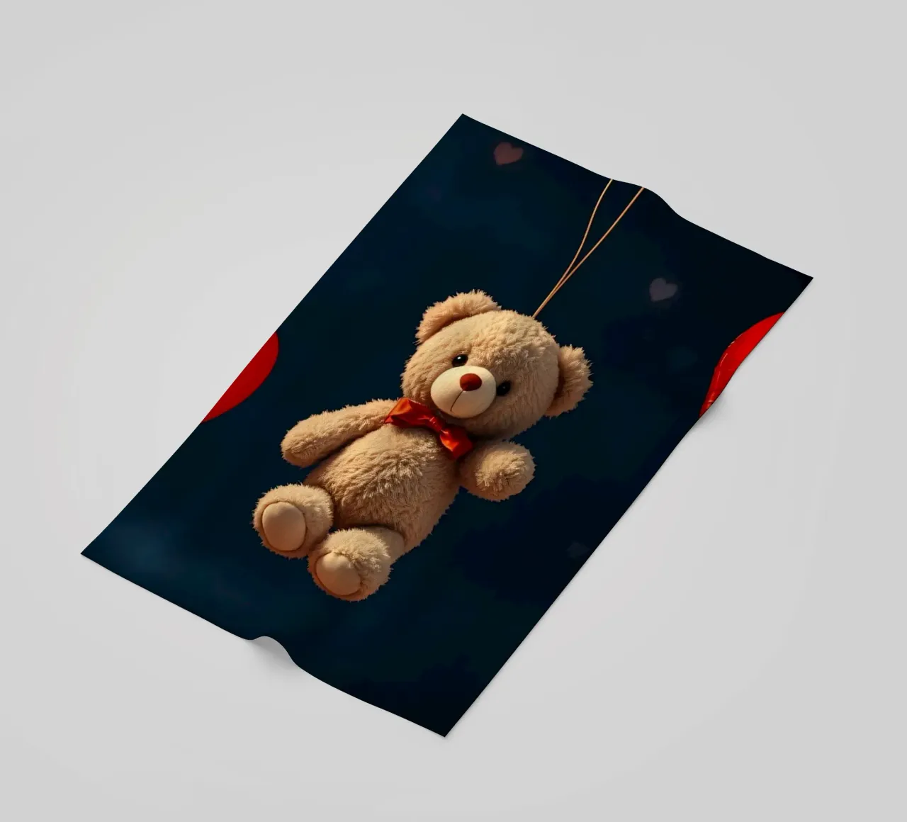 Simpatico orsetto sospeso con palloncini d'amore a forma di cuore rosso telo mare da DesignDoodle